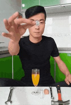 Lik je uzeo čašu, novčić i još par stvarčica pa napravio nešto za što nikad ne biste rekli da je moguće