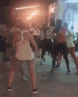 Gledao je kako ostale djevojke plešu i vježbaju uz glazbu, a onda je snimio čime se njegova draga bavi