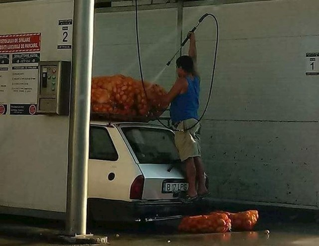 Ovaj čovjek je došao u samoposlužnu autopraonicu kako bi očisti krumpire.