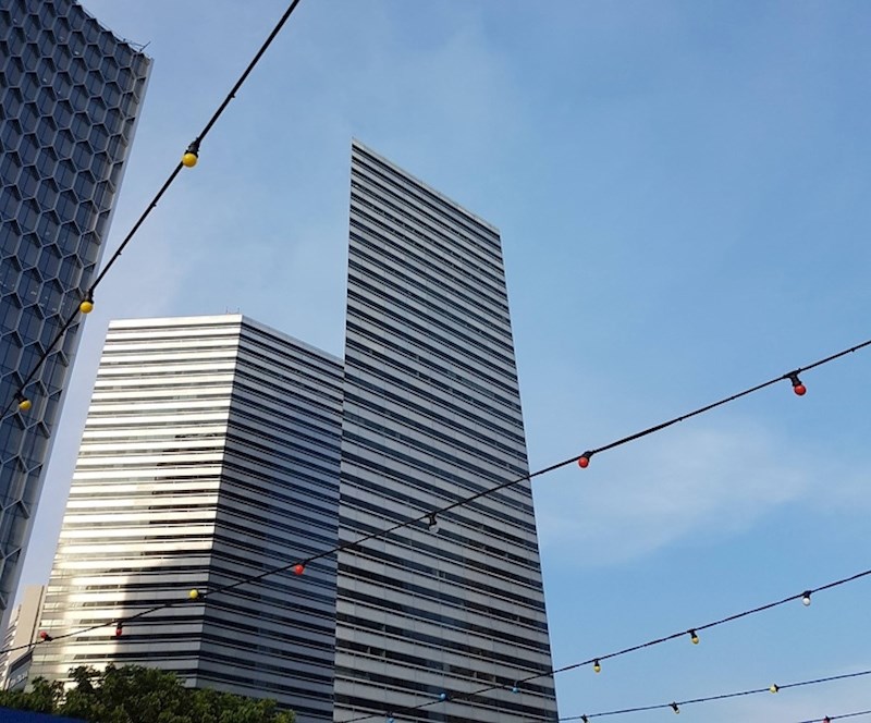 Zgrada koja izgleda kao tanka ploča.