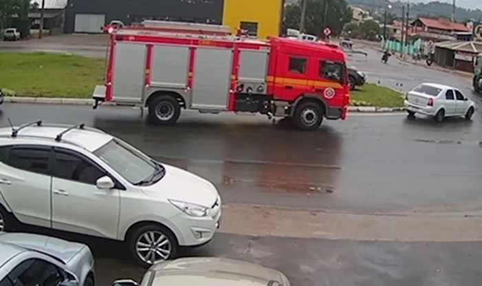 Nevjerojatna snimka pokazuje vatrogasno vozilo koje se našlo na pravom mjestu u pravo vrijeme
