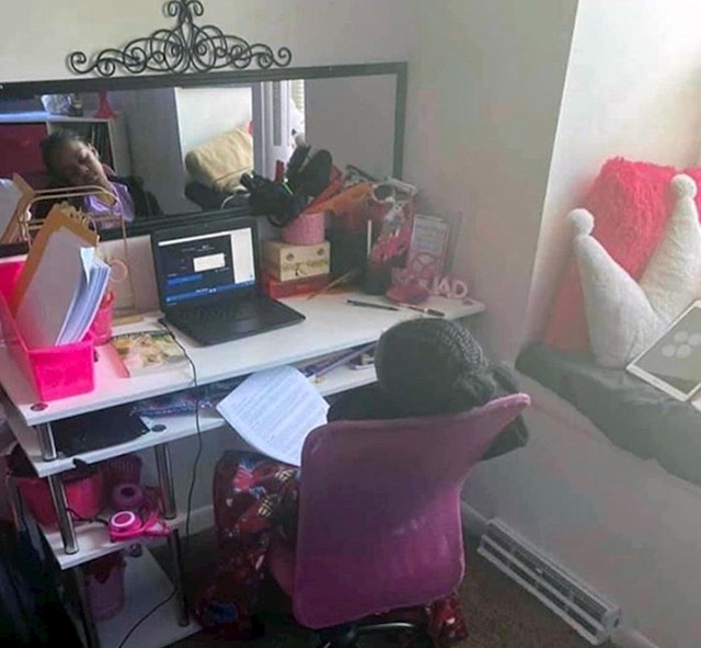 Učitelj je mami poslao poruku i zamolio je da probudi svoju kćer.