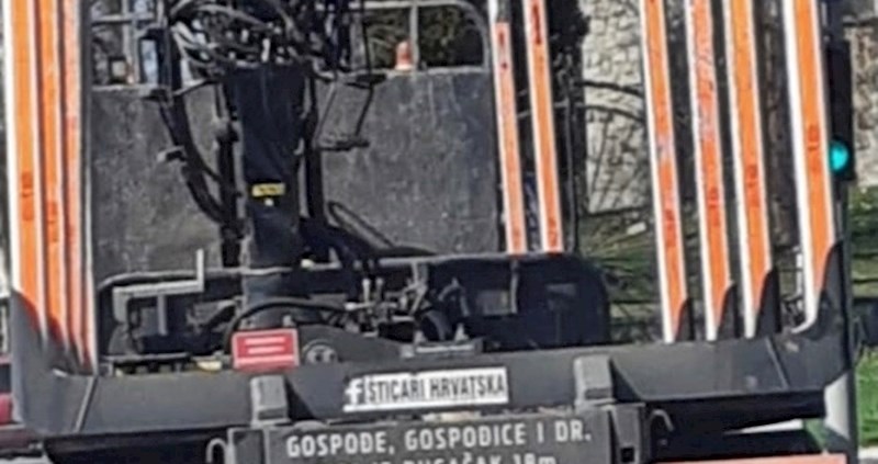 Vozač kamiona zalijepio je smiješno upozorenje: "Gospođice, moj je dugačak..."