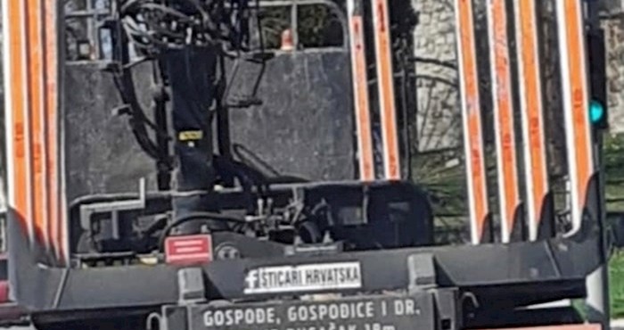 Vozač kamiona zalijepio je smiješno upozorenje: "Gospođice, moj je dugačak..."