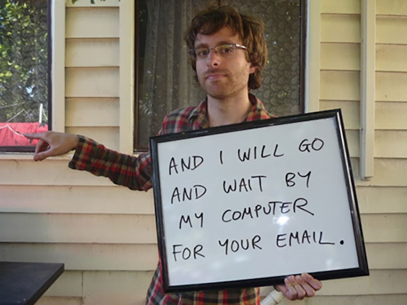 "A ja ću ići do svog računala i čekati tvoj email."