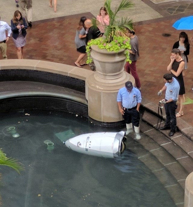 Robotu je dosadilo izvršavati tuđe naredbe, odlučio se utopiti u fontani.