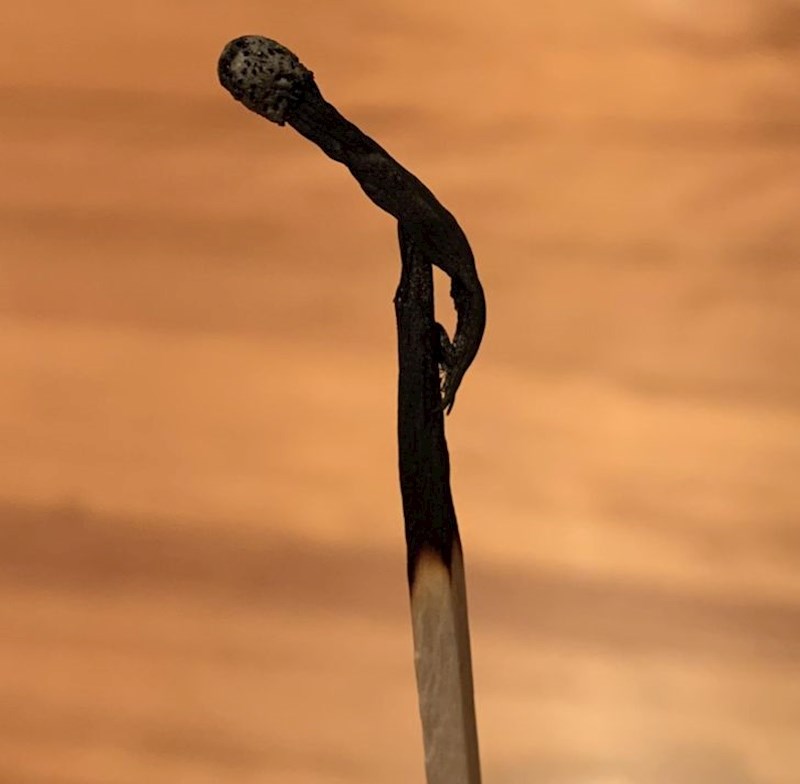 Korištena šibica koja izgleda kao mikrofon sa staklom...