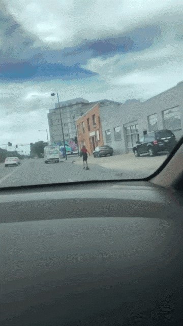 Shvatila je da se u štiklama ne kreće dovoljno brzo pa je pronašla drugo rješenje