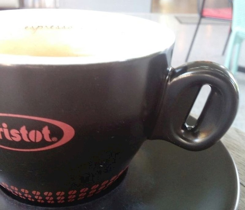 Kako podići ovu šalicu?