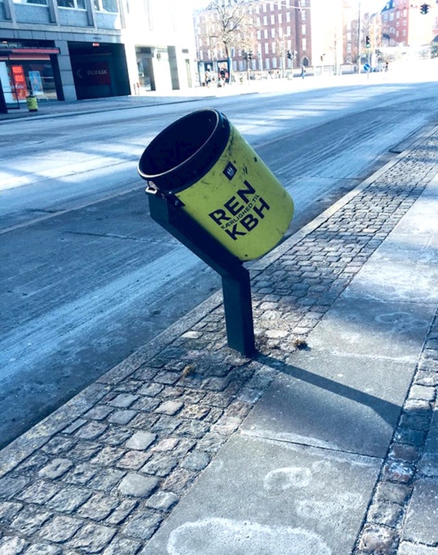 U danskom glavnom gradu postoje kante za smeće koje su posebno dizajnirane za bicikliste. Ovako lakše mogu ubaciti smeće u kantu dok su na biciklu.