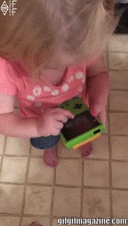 Tata je klinkici dao svoj stari Gameboy, a onda je snimio nešto što nije očekivao