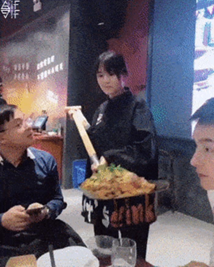 Grupa likova u restoranu naručila hranu, nisu skidali pogled s konobarice kad je došla s lopatom