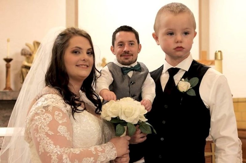 "Moji prijatelji su dobili svoje vjenčane fotografije. Fotograf se odlučio malo zabaviti."