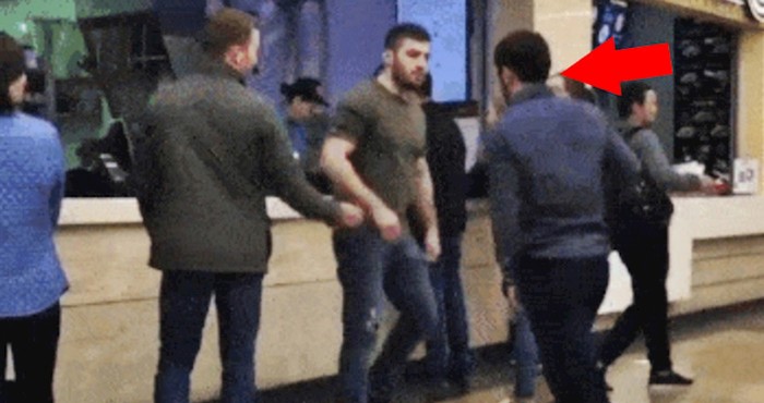 Likovi su glumili da se žele tući, no ono što je uslijedilo nasmijalo je prolaznike