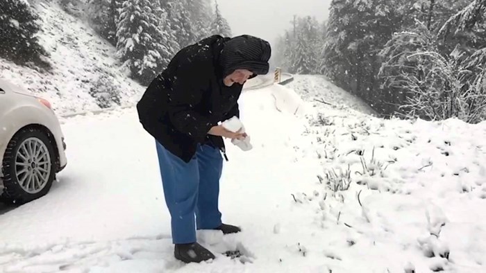 101-godišnja starica je zamolila sina da zaustavi auto na snijegu, a onda se dogodilo nešto prekrasno