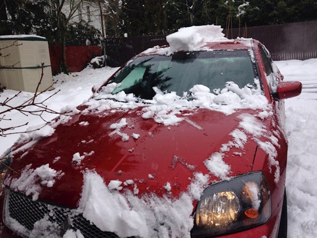 Ne možeš čak ni sav snijeg skinuti s auta. Svaki put ostane "irokeza" na sredini.