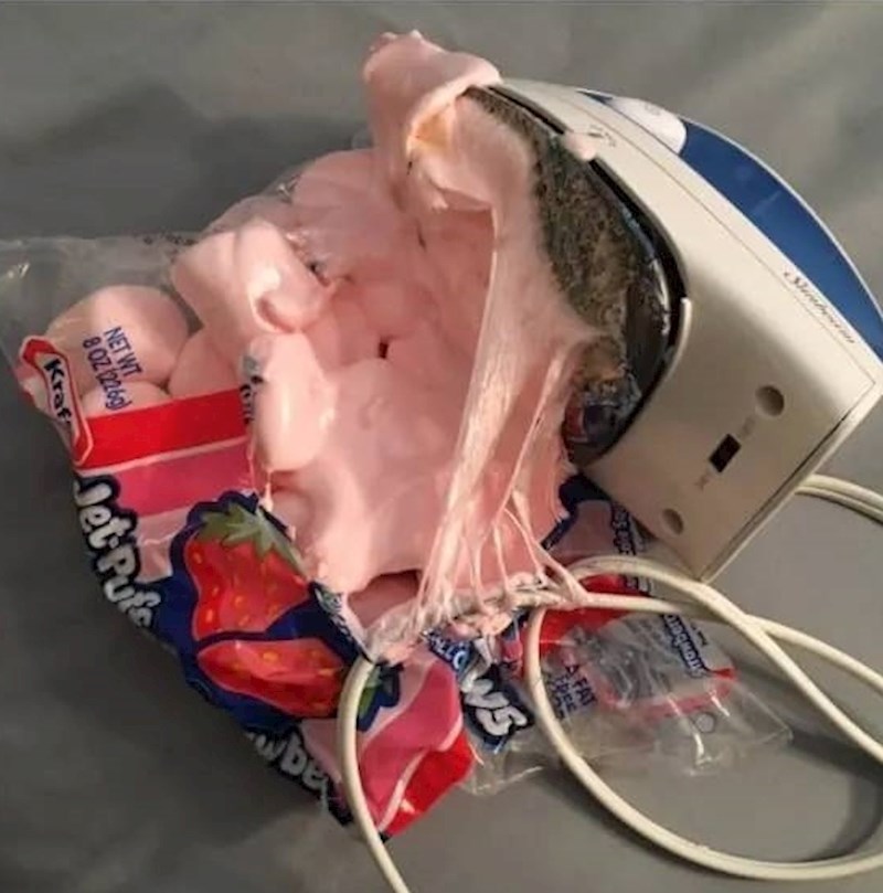 Peglanje joj nije jača strana.