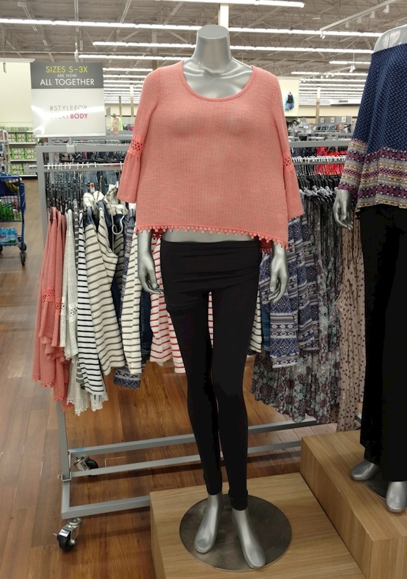 Radnica nije imala volje oblačiti odjeću na izložbenu lutku.