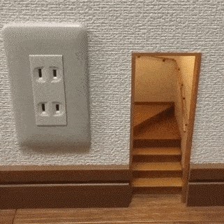 Rupu u zidu su uredili kao ulaz u pravi mali mišji stan kakav pamtite iz crtića "Tom & Jerry"