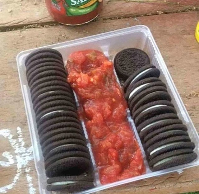 Tko normalan jede Oreo keks s rajčicom?!