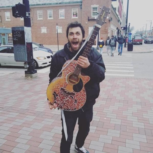 "Poklonio sam svoju gitaru beskućniku koji je posuđivao tuđe gitare kako bi sviranjem mogao zaraditi nešto novca."
