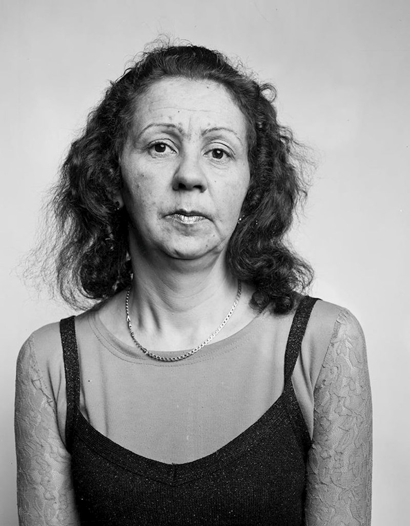 Oksana (42) će potrošiti novac na kekse za dijete, a ono što ostane će djetetu dati za školu.