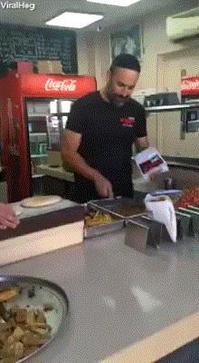 Ovaj radnik je san svakog poslodavca: Osim što rastura na poslu, svojom brzinom zabavlja i mušterije