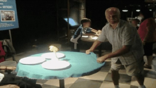 Stariji lik je htio pokazati trik sa stolnjakom, završna akrobacija dokazuje da je riječ o pravom majstoru