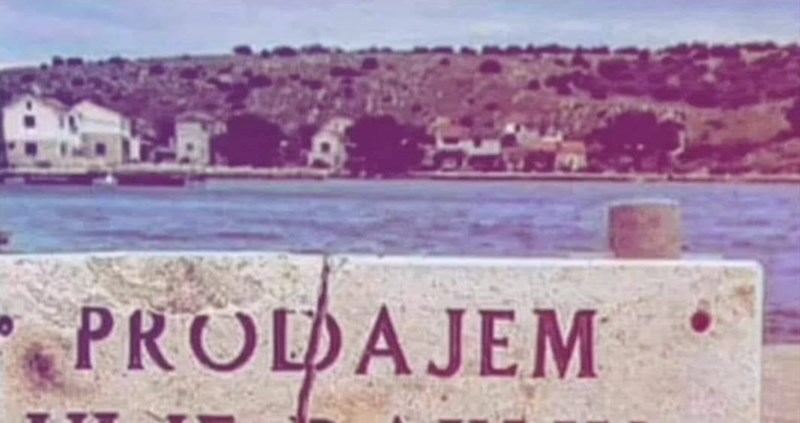 Turist je na moru naišao na ploču s natpisom kojeg je morao podijeliti na internetu