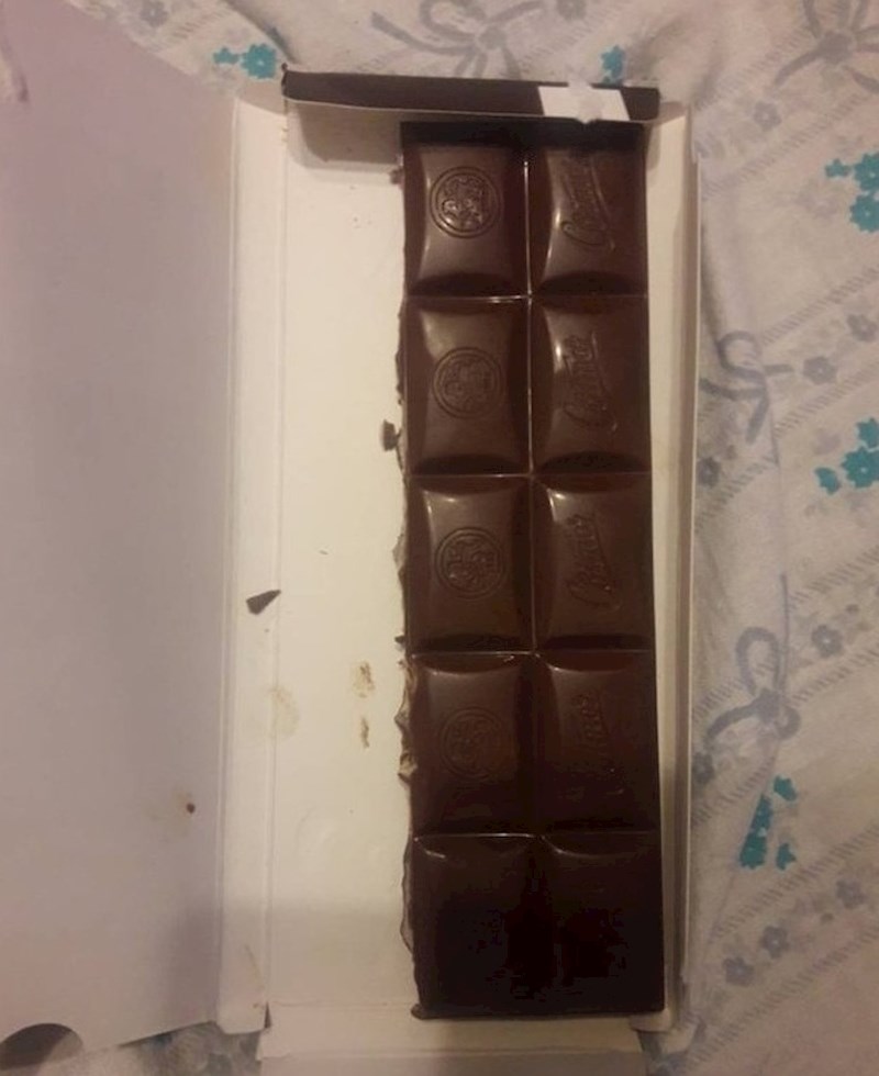 Dijete je pitalo mamu smije li uzeti malo čokolade. Mama je rekla da smije, ali samo jedan red. Nije rekla kakav... :)