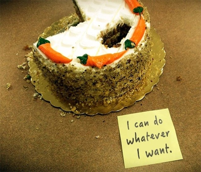 "Mogu raditi što hoću." - napisao je radnik koji je u uredskom hladnjaku našao nečiji kolač.