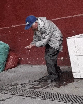 Ipak im nade za čovječanstvo, način na koji je ovaj starac žednom psu dao vode uljepšat će vam dan