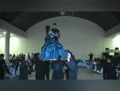 Mladence su držali podignute kako bi svi vidjeli njihov ples, mladenka je požalila što je pristala na tu ideju