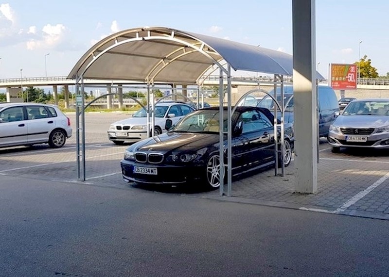 Valjda je mislio da je ovo parkirališno mjesto koje čeka samo njega...