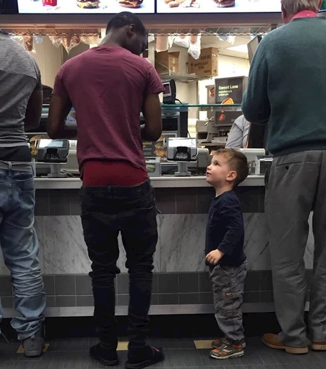 Trogodišnji dječak je rekao muškarcu u McDonald'su da mu padaju hlače. Ova vrsta mode mu je besmislena.