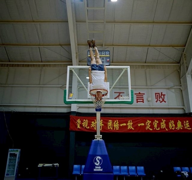Ovaj Kinez je na čudan način pokazao svoju ljubav prema košarci...