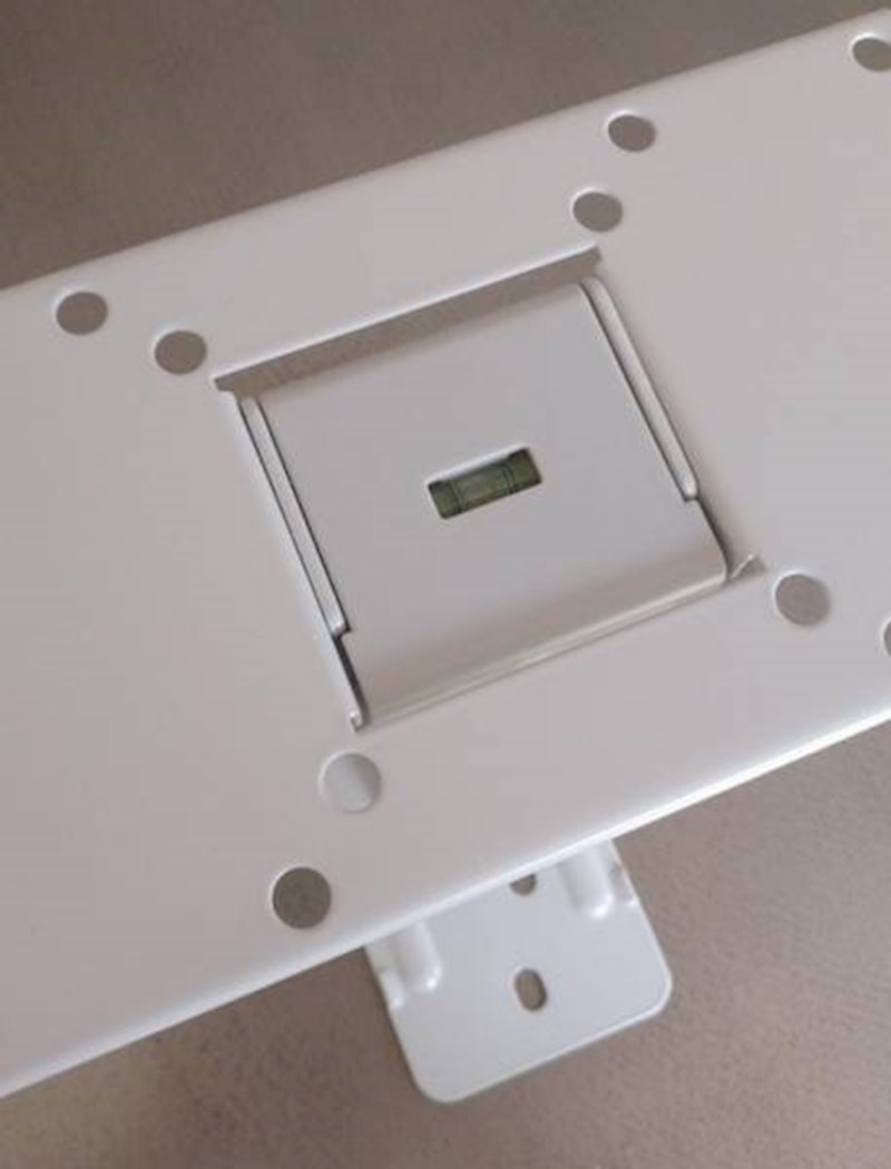 Ovaj nosač za TV ima u sredini malu libelu (vaser vagu) pomoću koje osoba koja ga montira zna stoji li nosač ravno ili ukošeno.