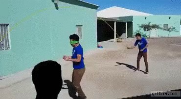 Bio je uvjeren da rastura čak i s povezom na očima, prijatelji su snimili što se zapravo dogodilo