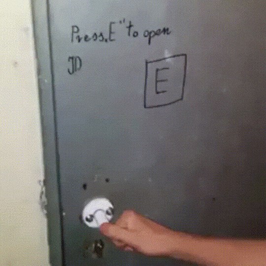 U staroj zgradi su naišla na vrata koja se otvaraju na poseban način, čak su pisale i upute