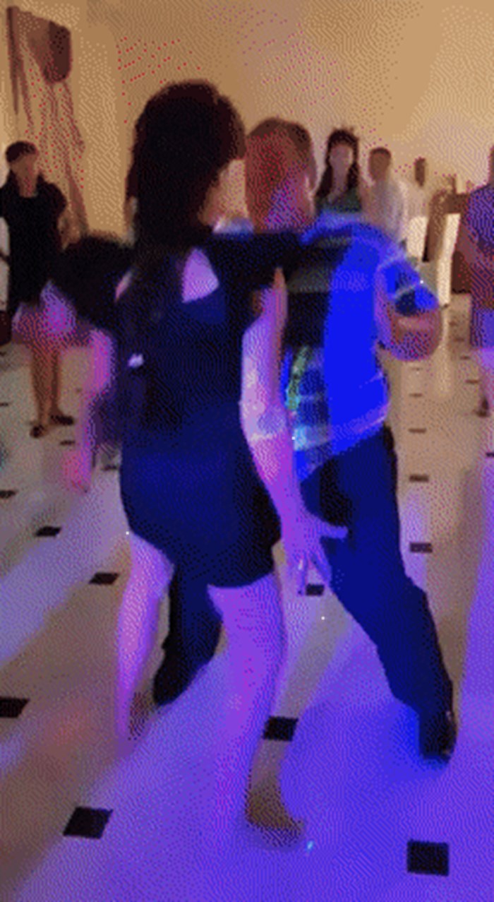 Žena je uhvatila muža kako euforično pleše s drugom, odmah je reagirala