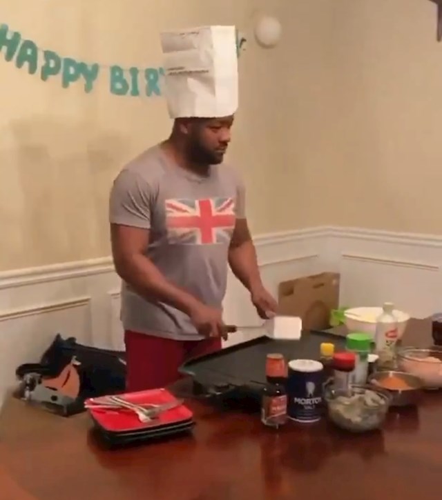 snimali su kako tata za rođendan roštilja u kuhinji.