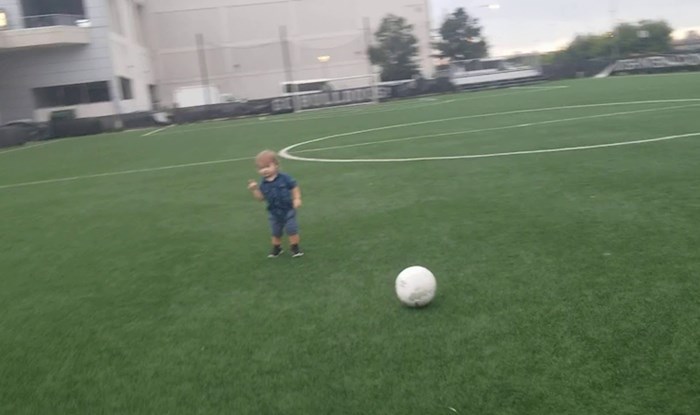 VIDEO "Kad ti žene unište karijeru": Tata je snimao sinčića kako igra nogomet, a onda mu je nešto pokvarilo plan