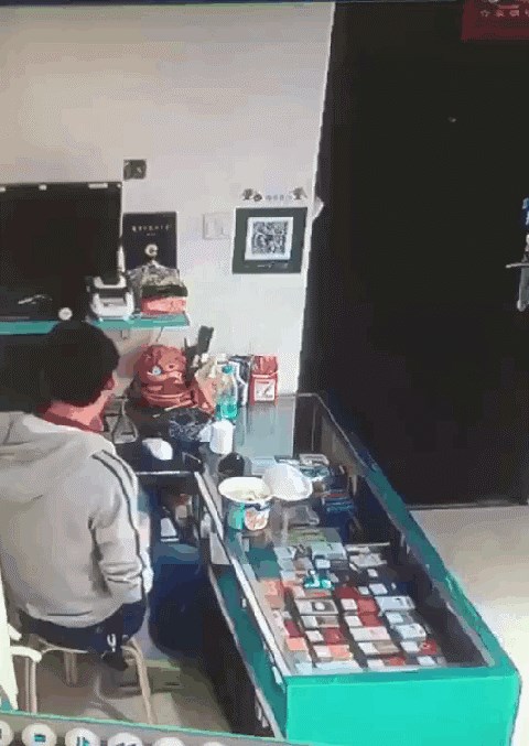 Radnik je sjedio iza prodajnog pulta, jedna neobična nezgoda mu je pokvarila dan