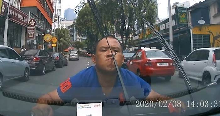 VIDEO Vozač je snimio bliski susret s čudakom koji je hodao nasred ceste