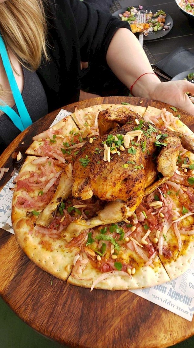"Moja prijateljica je naručila pizzu s piletinom. Nije bila razočarana."
