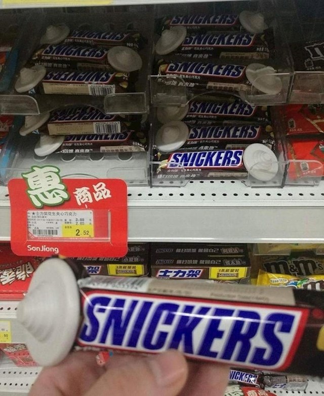 Ovaj dućan stvarno nije htio da netko ukrade Snickers čokoladicu.