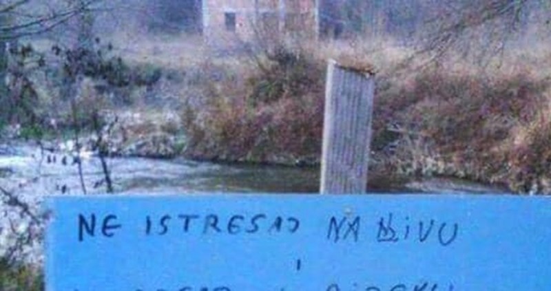 Hodao je kraj rijeke pa ugledao natpis koji je svakoj normalnoj osobi neshvatljiv