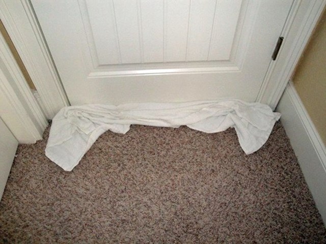 Iz hodnika ulazi neugodan miris? Smeta vam buka, hladnoća, svjetlo...? Možete koristiti ručnik kao izolaciju.