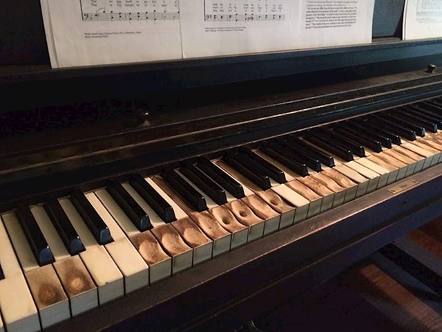 Tipke na klaviru istrošene su nakon puno godina korištenja...
