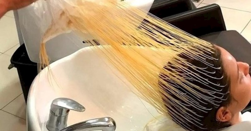 Kako je kosa izgledala nakon što je frizerka klijentici skinula posebnu kapu za bojenje pramenova